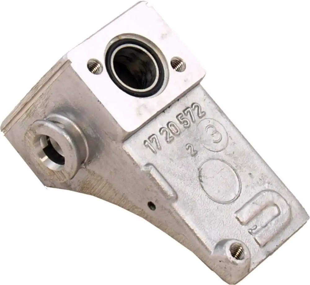 Aluminium Anschlussstück mit mehreren Bohrungen, vermutlich für den Hydraulikbereich. Produkt von Wolf, zur Verbindung im Heizsystem eingesetzt.